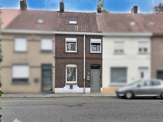 Centraal gelegen woning bestaande uit een inkomhal, bureel/polyvalente ruimte, gezellige leefruimte met eet-en zithoek, ruime uitgeruste keuken met eetplaats, praktische was/bergplaats met afzonderlijk toilet en een aangelegde tuin met terras. Op de 1ste verdieping is een ruime slaapkamer, ingerichte badkamer (douche, ligbad, toilet en lavabomeubel), nachthal met ingemaakte kasten en een vaste trap naar de 2de verdieping die uitgerust is met een tweede en derde slaapkamer.<br /><br />Extra troeven:<br />- Energiezuinig (geen renovatieplicht)<br />- Conforme keuring elektriciteit<br />- Dubbele beglazing (PVC) met rolluiken<br />- Bruikbare vloeroppervlakte van 150m²<br />- Parkeergelegenheid voor de woning<br />- In de nabijheid van scholen, winkels, het centrum en openbaar vervoer<br />- Instapklaar<br /><br />Deze woning is te koop ZONDER makelaar via het concept van Smart Houses! Verdere inlichtingen of bezoek? Contacteer rechtstreeks de eigenaar via 0494/44.96.01