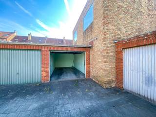 Bovengrondse garage te huur in Nieuwpoort-Stad. Garage uitgerust met kantelpoort. Droge garage voorzien van recent vernieuwde dakbedekking. Huurprijs: 120 euro / maand (incl. kosten). Afmeting B 2,805m x D 5,872m. Meer informatie tel. 059/250 590 of kom gerust langs op kantoor gelegen in de Langestraat 62 te Nieuwpoort. EPC: nvt. (Ref NI27741)