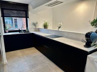 Topper!Stijlvol en lichtrijk 2 slaapkamer appartement met ruim terras in residentie "Charles & Amadée".INDELINGVia de aparte inkomhal met trap kom je...