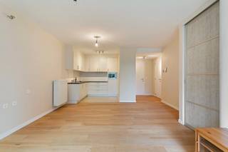 <span><span>Stijlvolle <strong>gelijkvloerse assistentiewoning</strong> te koop met <strong>1 slaapkamer</strong>, gelegen in het hart van de duinen van <strong>Koksijde</strong>, op een boogscheut van het strand en van Golf Ter Hille. <strong>Aangenaam terras met tuintje</strong> en uitzonderlijke service gegarandeerd. (Cottage La Vigie).<br /> <br />Een gedroomde locatie met uitzonderlijke service. Residentie <strong>La Vigie</strong> maakt genieten makkelijk. De luxueuze assistentiewoningen, gelegen in een residentiële villawijk te Koksijde, zijn ideaal voor een actieve levensstijl, maar ook voor rustzoekers en levensgenieters. Hier is het heerlijk thuiskomen.<br /><br /><strong>De assistentiewoning wordt momenteel verhuurd aan een huurprijs van €25/dag. Dit komt neer op een maandelijkse huurprijs van €750 à €775. Deze flat kan dus ook perfect aangekocht worden als investering met oog op de toekomst. Jaarlijks bruto huurrendement van 3,08%.</strong><br /><br /><u>INDELING:</u></span></span>
<ul>
	<li><span><span>Inkomhal;</span></span></li>
	<li><span><span>lichtrijke woonkamer met toegang tot het terras;</span></span></li>
	<li><span><span>open keuken voorzien van vaatwasser, kookplaat met dampkap, combi-oven en koelkast met vriesvak;</span></span></li>
	<li><span><span>badkamer met inloopdouche, toilet en lavabo met spiegelkast;</span></span></li>
	<li><span><span>slaapkamer met verschuifbare scheidingswand;</span></span></li>
	<li><span><span>technische berging met ruimte voor wasmachine en droogkast.</span></span></li>
</ul>
<span><span> Naast de natuurlijke rust kan er in La Vigie genoten worden van <strong>diverse faciliteiten</strong> zoals de <strong>24/7 permanentie via noodoproepsysteem</strong>, organisatie van crisis- en overbruggingszorg, <strong>brasserie met zonneterras</strong>, voltijdse woonassistent, aanwezigheid van kapper en pedicure, ontmoetingsruimte met bibliotheek, fitnessruimte, levering van bakker aan huis, gratis shuttledienst, etc...</span></span><br /><br /><br />Wenst u graag meer informatie? Of liever een plaatsbezoek? Bel ons kantoor op het nummer 051/50 11 51 of mail naar diksmuide@diksimmo.be.<br /><br /><span><span>Beschermd monument (Cottage La Vigie); voor meer informatie over de rechtsgevolgen ga naar https://inventaris.onroerenderfgoed.be/erfgoedobjecten/201186</span></span>