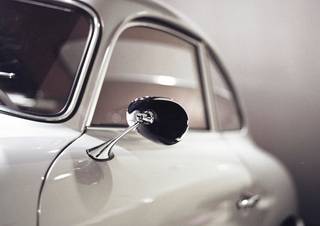 Luxe volwaardige garagebox gelegen in de residentie "Duinenwaterpromenade", gesitueerd op de verdieping -1.<br />De garageboxen bevinden zich achter een beveiligde 2de garagepoort, enkel toegankelijk met afstandsbediening.<br /><br />Stopcontact en licht voorzien in de box.<br /><br />Maximale inrijhoogte van 2m. <br /><br />Onmiddellijk beschikbaar. <br />Huurprijs: €2.400/jaar + 21% BTW<br />Huurwaarborg: €100<br />Algemene kosten + verbruik: provisie €100/jaar