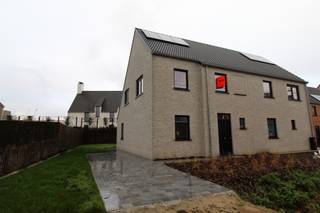 Energiezuinige nieuwbouwwoning te huur gelegen langs de Sint-Eloois-Winkelsestraat te Roeselare.Deze woning beschikt over alle nodige hedendaagse...