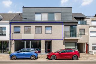 <p><span>Dit stijlvolle appartement uit 2012 combineert een moderne afwerking met een uitstekende energiescore en een centrale ligging in het bruisende centrum van Bonheiden.</span></p><p><span>Via de inkomhal met gastentoilet betreedt u de ruime en lichtrijke leefruimte, waar de grote raampartijen zorgen voor een aangename, natuurlijke lichtinval. De open, volledig geïnstalleerde keuken sluit naadloos aan op de woonkamer. Vanuit de leefruimte heeft u directe toegang tot het ruime zonneterras, een ideale plek om in alle rust te genieten.</span></p><p><span>Verder beschikt het appartement over een praktische wasplaats/berging, een moderne badkamer met comfortabele inloopdouche en twee volwaardige slaapkamers, beide voorzien van maatwerkkasten.</span></p><p><span>Extra troeven zijn de privatieve kelderberging en de overdekte autostaanplaats, die inbegrepen zijn in de verkoop.</span></p><p><span>Dankzij de centrale ligging bevindt u zich op wandelafstand van winkels, horeca, openbaar vervoer en alle dagelijkse voorzieningen. </span></p><p><span>Bovendien geniet u van een vlotte verbinding naar Mechelen, de E19 en andere belangrijke invalswegen.</span></p>