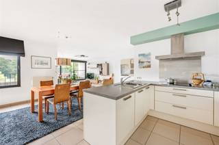 <p>Cet appartement de 96 m² est situé au deuxième étage d'un immeuble bien entretenu, sur la Bredabaan. Grâce à son excellent emplacement, vous bénéficiez d'un accès aisé aux transports en commun, aux écoles, aux axes routiers ainsi qu'à divers restaurants et commerces dans les environs. L'appartement dispose d'une terrasse de 8 m² orientée sud-est offrant une vue magnifique sur le parc Bouckenborgh, ce qui garantit un cadre de vie agréable et verdoyant. L'agencement comprend un espace de vie lumineux avec accès direct à la terrasse, une cuisine ouverte entièrement équipée, deux chambres, une salle de bains avec douche, des toilettes séparées et un débarras avec raccordement pour une machine à laver.</p><p>De plus, deux places de parking peuvent être acquises au prix de 20 000 € chacune.</p><p>Cet appartement prêt à emménager allie espace, luminosité et emplacement exceptionnel avec une belle vue, et est idéal pour ceux qui souhaitent vivre confortablement dans un quartier central.</p>