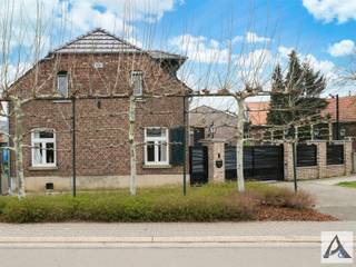 <p><span>Uniek karakterpand met eindeloze mogelijkheden in het charmante Kessenich</span></p><p><span>Laat u verrassen door deze uitzonderlijke eigendom in het idyllische Kessenich, waar authenticiteit, ruimte en potentieel hand in hand gaan. Deze deels gerenoveerde woning biedt een zeldzame kans voor wie op zoek is naar een stijlvolle thuis, een combinatie van wonen en werken, of een aantrekkelijk investeringsproject.</span></p><p><span>U wordt verwelkomd in een sfeervolle inkomhal die meteen de toon zet. Het gelijkvloers omvat een gezellige zitruimte met bureauruimte, een lichtrijke eetruimte met keuken en badkamer, een tweede inkomhal met vestiaire, een apart gastentoilet en een praktische berg- en wasruimte.</span></p><p><span>Op de verdieping bevinden zich drie volwaardige slaapkamers. De royale master bedroom, voorzien van een ingebouwde kitchenette en eigen doucheruimte, is perfect als luxueuze suite of gastenkamer. Daarnaast zijn er nog twee comfortabele slaapkamers, waaronder een ruime familiekamer met open doucheruimte.</span></p><p><span>Een absolute blikvanger is de indrukwekkende, authentieke stal. Deze unieke ruimte biedt een ongeëvenaard potentieel om omgevormd te worden tot een prachtige loft met zicht op de tuin een echte eyecatcher waar karakter en luxe samenkomen.</span></p><p><span>Ook voor zelfstandigen is dit pand een buitenkans. De ruime loods met sectionaalpoorten aan voor- en achterzijde biedt tal van mogelijkheden en is uitgerust met een inkomhal, toilet, bureel- of vergaderruimte en kitchenette. De extra opslagruimte op de verdieping, samen met voorzieningen zoals een smeerput, drijfkracht en allesbrander, maken dit geheel perfect voor een professionele activiteit aan huis.</span></p><p><span>Gelegen op een royaal perceel geniet u hier van rust, ruimte en tal van ontwikkelingsmogelijkheden. Als extra troef beschikt het terrein over een gezellige chalet met karakteristieke elementen en een authentieke pizza-oven de ideale plek om te ontspannen, gasten te ontvangen of een unieke beleving te creëren.</span></p><p><span>Kessenich staat bekend als een verborgen parel in het Maasland en trekt tal van toeristen dankzij de prachtige natuur, de Maasplassen en het uitgestrekte fiets- en wandelnetwerk. Dit maakt de eigendom uitermate geschikt voor wie droomt van een charmante en succesvolle B&amp;B op een toplocatie.</span></p><p><span>Rustig gelegen en toch vlot bereikbaar, biedt dit pand een unieke combinatie van karakter, ruimte en toekomstmogelijkheden. Een zeldzame kans die u niet wil missen.</span></p><p><span> </span></p><p><span>Neem vandaag nog contact met ons op via <span>info@immopa.be</span></span><span> of via 089/50.35.85.</span></p>