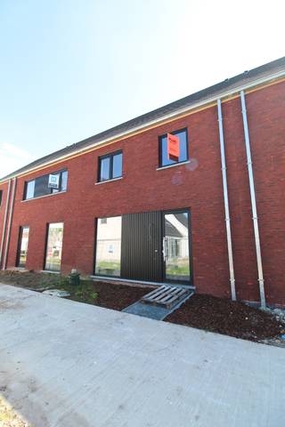 <strong>Op zoek naar een moderne, lichtrijke en energiezuinige woning?</strong><br />Deze nieuwbouwwoning, gelegen langs de Populierstraat in Roeselare, biedt alle hedendaags comfort en een aangename woonomgeving.<br /><br /><strong>✨ Troeven van de woning:</strong><br /><strong>✔ Energiezuinig</strong>: Warmtepomp, regenwater en EPC A<br /><strong>✔ Ruim en lichtrijk</strong>: Open leefruimte met zicht op de tuin<br /><strong>✔ Ligging</strong>: Dicht bij invalswegen en op slechts enkele minuten van de autostrade <br /><br /><strong>🏡 Indeling:</strong><br /><strong>Gelijkvloers:</strong> Inkomhal, gastentoilet, ruime leefruimte met open keuken en wasplaats/berging<br /><strong>Verdieping</strong>: Drie slaapkamers en een badkamer met zowel bad als douche en apart toilet<br /><strong>Buiten</strong>: Afgewerkte tuin met carport en tuinhuis <br /><br /><em>Extra voordeel! Als eerste bewoner profiteer je van 6 maanden gratis internet, TV en telefonie bij Telenet of Proximus.</em><br /><br />💰 <strong>Huurprijs: € 1.000 per maand</strong><br />📅 <strong>Beschikbaar vanaf juni</strong><br /><br />Vraag nu uw bezoek aan via MijnHuurprofiel. 