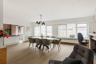 Ontdek dit ruim en lichtrijk appartement van 136 m² in het hart van Aartselaar, gelegen in een kleinschalig gebouw met slechts twee wooneenheden...