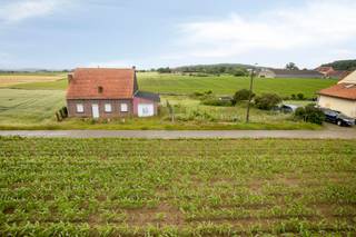 <p>Op een prachtig perceel van ca. <strong>20 are</strong> geniet deze eigendom van een uitzonderlijke ligging met een <strong>weids, groen vergezicht</strong> en alle rust die het landelijke Holsbeek te bieden heeft. De bestaande woning heeft een bewoonbare oppervlakte van ongeveer <strong>85 m²</strong> en komt in aanmerking voor een <strong>sloop- en heropbouwproject</strong>, ideaal voor wie zijn eigen droomwoning wil realiseren.</p>
<p>Volgens de geldende regelgeving kan hier, onder voorbehoud van het verkrijgen van de nodige vergunningen, een nieuwe woning worden opgetrokken met een <strong>maximaal bouwvolume van 1.000 m³</strong>. Dit biedt tal van mogelijkheden om een ruime en hedendaagse gezinswoning te creëren, volledig afgestemd op uw wensen.</p>
<p>De combinatie van de royale perceeloppervlakte, de landelijke omgeving en de uitstekende bereikbaarheid naar Leuven en de belangrijkste invalswegen maakt van dit een unieke opportuniteit voor kandidaat-bouwers of investeerders.</p>
<p>Een zeldzame kans om te wonen op een idyllische locatie met een panoramisch uitzicht en alle potentieel om uw woonproject van de grond te laten komen.</p>
<p></p>