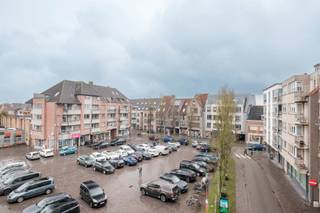 Het appartement ligt op de eerste verdieping van een kleinere residentie en werd volledig gerenoveerd met zeer fijne, eigentijdse materialen.<br />Alles werd gerenoveerd, waardoor je dit een vernieuwbouw-appartement kan noemen.<br />De ramen werden vervangen en de gevel werd volledig geïsoleerd, de renovatie van het dak zit inbegrepen in de prijs!<br />Bij het betreden van het appartement ervaar je de kwalitatieve afwerkingsgraad.<br />De ruime inkom is voorzien van een maatkast en een apart toilet.<br />De lichtrijke leefruimte met zijn parketvloer en zijn open, volledig ingericht keuken met toestellen van SIEMENS straalt ware klasse uit.<br />Het open zicht over de Markt en de winkelstraat zijn uniek in de omgeving.<br />Er zijn twee fijn afgewerkte, maar vooral volwaardige slaapkamers.<br />De badkamer is voorzien van een ruime inloopdouche en een meubel dat op maat werd gemaakt.<br />Verder is er nog een berging in het appartement en een extra kelderberging.<br />De inkom en algemene delen worden nog vernieuwd en uitgerust met een videofoon.<br /><br />Voor meer informatie of een bezoek mail kris.bauwens@albert.immo of bel 0470/51 04 09.