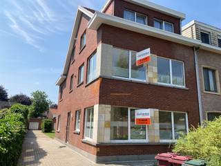 <p><span>MODERN EN GEZELLIG APPARTEMENT IN SCHOTEN</span></p><p><span> </span></p><p><span>Welkom in dit charmante en volledig gerenoveerde appartement gelegen in het aantrekkelijke Schoten. </span></p><p><span> </span></p><p><span>Het appartement beschikt over een zeer functionele indeling verdeeld over 74 m² bruikbare opp., gelegen in een rustige buurt. </span></p><p><span> </span></p><p><span>Via de inkomhal betreedt u de ruime L vormige woonkamer met aansluitend de keuken die is voorzien van moderne witte kasten met een functionele indeling. Met een gasfornuis, aanrecht ruimte en nuttige opslagruimte.</span></p><p><span> </span></p><p><span>De slaapkamer is een rustige ruimte met toegang naar een aangename zonnige tuin en terras. </span></p><p><span> </span></p><p><span>De badkamer is volledig betegeld en voorzien van essentiële sanitair, waaronder een toilet, wastafel met spiegelkast en een badkuip met douchescherm en wasmachine voorziening. </span></p><p><span> </span></p><p><span>Verder nog 1 bureau/dressing ruimte en praktische berging.</span></p><p><span> </span></p><p><span>- beschikbaar vanaf 1 Juni 2026 (kan vroeger vanaf 15 April)</span></p><p><span>- mogelijk om 1 garage bij te huren aan 90€/maand</span></p><p><span>- maandelijkse onkosten 27€</span></p><p><span>- EPC: 283</span></p><p><span>- cv op gas</span></p>