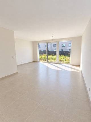 Hectaar bouwt deze energiezuinige nieuwbouwwoningen vlakbij het centrum van Roeselare (3km van de Grote Markt) en op slechts 2km van het station. In de nabije omgeving bevinden zich verschillende winkels zoals een bakkerij, slagerij, frituur en grootwarenhuizen. Verder zijn de woningen voorzien van een lichtrijke leefruimte met open, geïnstalleerde keuken,  3 slaapkamers en een badkamer met bad, douche en dubbel lavabomeubel. 
<ul>
	<li>Energiezuinige woning;</li>
	<li>Lichtrijke leefruimte met open keuken;</li>
	<li>3 ruime slaapkamers;</li>
	<li>Vloerverwarming op het gelijkvloers;</li>
	<li>Warmtepomp lucht /water;</li>
	<li>Mogelijkheid tot het plaatsen van een carport met tuinberging;</li>
</ul>
Wens je een afspraak om deze woningen te ontdekken? Contacteer ons!