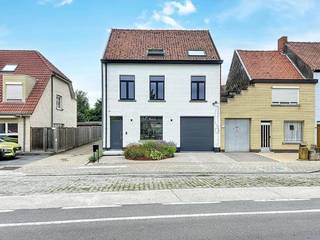 Interessant gelegen halfopen bebouwing op 330 m², bestaande uit een inkomhal met gastentoilet, een ruime en lichtrijke leefruimte met eet- en...