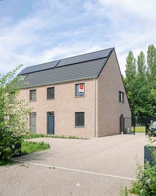 <p><span>W</span><span>AASMUNSTER </span><span>- Moderne Nieuwbouwwoning met landelijk uitzicht in Waasmunster</span></p><p><span> </span></p><p><span>Welkom in deze prachtige, nieuwbouw woning gelegen in het landelijke Waasmunster. </span></p><p><span>Dit eigentijdse pand biedt een perfecte combinatie van comfort, stijl en ruimte, ideaal voor gezinnen die op zoek zijn naar kwaliteit en mogelijkheden.</span></p><p><span> </span></p><p><span>BIJZONDERE TROEVEN IN EEN NOTENDOP</span></p><ul><li><span>Nieuwbouwwoning met hoogwaardige afwerking</span></li><li><span>Rustig en prachtig gelegen locatie in Waasmunster</span></li><li><span>Energievriendelijke woning - E-peil <30</span></li><li><span>Grote, zonnige tuin - perceel van maar liefst</span><span> 1.038 m²</span></li></ul><p><span> </span></p><p><span>WOONRUIMTE EN INDELING</span></p><p><span>De woning beschikt over een bewoonbare oppervlakte van 168 m², verdeeld over meerdere niveaus.<br />Op het gelijkvloers bevindt zich een ruime en lichtrijke open woon- en eetruimte met een moderne, volledig uitgeruste witte keuken, afgewerkt met kwalitatieve materialen. Grote raampartijen zorgen voor een overvloed aan natuurlijk licht en bieden een aangenaam zicht op de tuin.</span></p><p><span> </span></p><p><span>Verder is er een praktische berging voorzien, uitgerust met alle technieken: een lucht/water warmtepomp met vloerverwarming én koeling, 10 zonnepanelen en een ventilatiesysteem D.</span></p><p><span>Dankzij deze duurzame technieken geniet de woning van een zeer laag E-peil (E-peil 1!)/</span></p><p><span> </span></p><p><span>SLAAPKAMERS EN SANITAIR</span></p><p><span>De woning beschikt over drie volwaardige slaapkamers, telkens voorzien van grote ramen die zorgen voor veel lichtinval en een mooi uitzicht op het omliggende groen.<br />De zolder biedt bijkomende mogelijkheden, zowel als bergruimte als voor verdere inrichting. <br /><br />De badkamer is modern ingericht en uitgerust met een inloopdouche, ligbad en dubbele lavabo. Zowel boven als beneden beschikt de woning over een apart toilet. </span></p><p><span> </span></p><p><span>BUITENRUIMTE </span></p><p><span>Het perceel van 1.038 m² is ruim! De tuin is bijzonder diep en geeft bovendien nog eens toegang tot een achterliggend bosperceel via een poortje.<br />Ook op het ruime en zonnige terras geniet u in alle rust van de omgeving. </span></p><p><span> </span></p><p><span>LOCATIE EN VOORDELEN</span></p><p><span>Gelegen in het groene Waasmunster combineert deze woning het beste van twee werelden: de rust en ruimte van het platteland, met een vlotte bereikbaarheid van voorzieningen en verbindingswegen.<br />De moderne architectuur, met een stijlvolle bakstenen gevel en hedendaagse dakafwerking, sluit perfect aan bij de huidige woonwensen. </span></p><p><span> </span></p><p><span>Deze woning vormt een unieke opportuniteit voor gezinnen die op zoek zijn naar ruimte, comfort en energiezuinig wonen. Bovendien hoeft u niet het hele bouwproces af te wachten maar kan u direct verhuizen!</span></p><p><span> </span></p><p><span>E-peil 1</span></p><p><span>Vraagprijs: 535.000 excl. btw - </span><span>647.350 incl. 21% btw </span></p><p><span> </span></p><p><span>Contacteer Axel Lenaerts Waasland voor een bezoek ter plaatse - 03.256.29.55 of pieter@axellenaerts.be</span></p>
