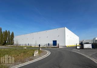 Deze hyper moderne <strong>magazijnruimte van 6.444 m² </strong>met een <strong>vrije hoogte van 12 meter</strong> biedt optimale faciliteiten, waaronder <strong>5 laadkades</strong>, 3 sectionale poorten, een sprinklersysteem en warme luchtblazers via warmtepompsysteem. Deze loods is spiksplinternieuw en werd volledig volgens de regels van de kunst uitgerust met led-lampen, lichtstraten en sanitaire voorzieningen. Daarnaast biedt de verharde site ruime parkeer- en manoeuvreerruimte, inclusief mogelijkheden tot laadinfrastructuur. <br /><br />Skaldenpark is gelegen nabij de <strong>R4 (2km)</strong>, met zeer goede verbindingen naar belangrijke snelwegen E17 (5km). Per direct beschikbaar!<br /><br />Aarzel niet om contact op te nemen met <strong>PANORAMA B2B</strong> voor bijkomende informatie, gedetailleerde plannen of om een vrijblijvend plaatsbezoek in te plannen. U kunt ons bereiken op het nummer <strong>0477 02 09 02</strong>.