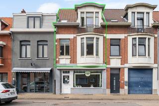 Dit gezellige duplex appartement is gelegen aan de Turnhoutsebaan 264 in Wijnegem, op een centrale locatie met winkels, openbaar vervoer en andere voorzieningen in de onmiddellijke omgeving.<br /><br />U betreedt het appartement via de inkomhal op het gelijkvloers. De trap brengt u naar de eerste verdieping, waar u terechtkomt in de aangename en lichtrijke leefruimte met eetkamer. Aansluitend bevindt zich de keuken, uitgerust met een keramische kookplaat, vaatwasser, koelkast met vriesvak en spoelbak.<br />Vanuit de leefruimte heeft u rechtstreeks toegang tot het grote terras van maar liefst 25 m². Een heerlijke buitenruimte met voldoende plaats voor een ruime eettafel en gezellige zithoek.<br />Op de tweede verdieping bevinden zich twee ruime slaapkamers van respectievelijk 19,5 m² en 14 m². Daarnaast vindt u hier de moderne badkamer, voorzien van een inloopdouche met regendouche en lavabo alsook een apart toilet<br /><br />Troeven:<br />+ Intapklaar<br />+ Ruim duplex appartement met privatieve kelder op -1<br />+ 2 volwaardige slaapkamers<br />+ Groot terras van 25 m²<br />+ Kleinschalig gebouw & individuele meters<br />+ Conforme elektrische installatie<br />+ Winkels en openbaar vervoer in de onmiddellijke omgeving<br /><br />Bent u op zoek naar een ruim duplex appartement met een uitzonderlijk groot terras op een centrale locatie in Wijnegem? Dan is dit appartement zeker een bezoek waard.<br />Interesse? Neem contact op met VB Vastgoed via 03 337 50 70 of info@vbvastgoed.be voor meer informatie of een bezichtiging.