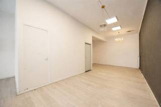 <p><span> </span></p><p><span>Op zoek naar een ruime handelszaak met veel passage? Deze gelijkvloerse commerciële ruimte van ca. 110 m² combineert een grote open ruimte, hoge plafonds en een topligging vlakbij het Sint-Jansplein, het Centraal Station en de Rooseveltplaats. Ideaal voor een dagzaak die gezien mag worden!</span></p><p><span> </span></p><p><span>Ruimte &amp; mogelijkheden</span></p><p><span>Deze handelsruimte bevindt zich op het gelijkvloers van een kleinschalig gebouw met een charmante art-deco gevel. Vooraan geniet je van een groot etalageraam, wat zorgt voor maximale visibiliteit en een sterke commerciële uitstraling. Dankzij de ligging in een levendige straat met veel passage springt jouw zaak hier meteen in het oog.</span></p><p><span>De ruimte zelf is bijzonder ruim en open, afgewerkt met een lichte laminaatvloer en hoge plafonds van maar liefst 3,3 meter. Dit geeft niet alleen een aangenaam ruimtelijk gevoel, maar biedt ook praktische voordelen voor inrichting, stockage of creatieve invulling. Achteraan is er voldoende plaats voorzien om eventueel een keuken of werkruimte te installeren, volledig naar eigen noden en concept.</span></p><p><span>Via aparte deuren heb je toegang tot zowel de algemene delen als een afzonderlijke toiletruimte. Deze laatste is volledig betegeld en uitgerust met een toilet en wastafel — praktisch en netjes afgewerkt.</span></p><p><span> </span></p><p><span>Levendige buurt met alles binnen handbereik</span></p><p><span>Gelegen in een bruisende wijk in Antwerpen Noord, zit je hier op wandelafstand van het Sint-Jansplein, een hotspot met tal van eetgelegenheden en internationale  handelszaken. Ook de Paardenmarkt en het hippe Eilandje liggen vlakbij.</span></p><p><span>Mobiliteit is hier een grote troef: met het Centraal Station en de Rooseveltplaats op korte afstand heb je toegang tot een uitgebreid netwerk van trams en bussen. Ideaal voor zowel klanten als medewerkers.</span></p><p><span> </span></p><p><span> </span></p>