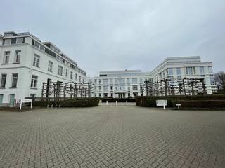 Fantastisch gelegen moderne kantoren van 500 m² tot 990 m² te huur NAAST de R0 op amper 1,2 km en vlak bij de afrit Dilbeek. Vlotte bereikbaarheid...