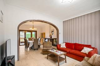 Op een uitstekende locatie te Onze-Lieve-Vrouw-Waver bevindt zich deze grote, karaktervolle woning met drie, mogelijks vijf slaapkamers, een bijgebouw en een ruime, geheel aangelegde tuin. De woning combineert een rustige, groene omgeving met een centrale ligging nabij het centrum, winkels, scholen, sportfaciliteiten en het openbaar vervoer.<br /><br />We betreden de woning via de inkomhal met vestiairemogelijkheden. De aangename, lichtrijke leefruimte op travertin-vloer met open haard biedt volop mogelijkheden om een gezellige zithoek en een aparte eetplaats in te richten. Aansluitend bevindt zich een tweede eetkamer en een praktische keuken, voorzien van de belangrijkste toestellen. Verder vinden we op het gelijkvloers nog een sfeervolle wintertuin, een inpandige garage, een badkamer, een apart toilet, een wasplaats met bergruimte en praktische berging. Ook de kelder biedt extra mogelijkheden voor stockage. De nachthal op de eerste verdieping beschikt over een vestiaire en geeft toegang tot 3 ruime slaapkamers en een badkamer, uitgerust met een ligbad, toilet en dubbele lavabo. Als extra troef beschikt de woning over een ruime, geïsoleerde zolderverdieping die, mits verdere afwerking, perfect kan worden ingericht als 2 bijkomende slaapkamers en eventueel een extra badkamer.<br /><br />De ruime, volledig aangelegde tuin vormt een heerlijke plek om in alle rust en privacy te genieten van het buitenleven. De aanwezigheid van een serre en een ruim bijgebouw van maar liefst 65 m² biedt bovendien tal van mogelijkheden voor hobby, stockage of om een zelfstandige activiteit in onder te brengen.<br /><br />Dit is een uitstekende opportuniteit voor wie op zoek is naar een karaktervolle woning met 3, mogelijks 5 slaapkamers, een ruime tuin en een gunstige ligging nabij het centrum van Onze-Lieve-Vrouw-Waver. Contacteer ons voor meer informatie op 0479/47.09.61 of neem een kijkje op www.boonstravastgoed.be.<br /><br />Bijzonderheden:<br />- Uitstekende locatie<br />- Veel mogelijkheden<br />- 3, mogelijks 5 slaapkamers