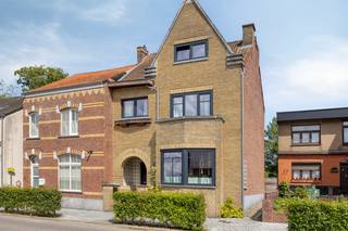 Sommige woningen hebben iets wat je niet kan bouwen: een ziel. Deze halfopen karakterwoning in het hart van Zoutleeuw is er zo één. Knap gerenoveerd met respect voor de authenticiteit, combineert ze de warmte van vroeger met het comfort van vandaag.<br /><br />Binnen word je verwelkomd door een sfeervolle inkomhal met een prachtig gerestaureerde trap die meteen de toon zet. De leefruimte is ruim, lichtrijk en ademt gezelligheid. Grote ramen zorgen voor veel natuurlijke lichtinval, waardoor de authentieke sfeer nog sterker tot zijn recht komt. Een gezellige gashaard maakt het plaatje warm en compleet. De keuken is functioneel en goed uitgerust. Op het gelijkvloers is er verder ook een handige berging/wasruimte en een apart toilet. Een separate kelder biedt extra opslagruimte.<br /><br />Op de eerste verdieping bevinden zich twee zeer ruime slaapkamers, waarvan één momenteel ingericht als dressing, en de badkamer met inloopdouche, toilet en lavabo. De trap leidt je verder naar de uitzonderlijke masterbedroom op de tweede verdieping: een ruimte van maar liefst 45 m² met een prachtig zichtbaar gebinte en een eigen ligbad.<br /><br />Buiten wacht een heerlijk terras met zicht op een onderhoudsvriendelijke tuin, bereikbaar zowel via de leefruimte als via het pad langs de woning. Een handige buitenberging met volledig vernieuwd dak maakt het plaatje compleet.<br /><br />De woning werd door de jaren heen doordacht en kwaliteitsvol aangepakt: nieuw plat dak (2023), zonnepanelen met thuisbatterij en warmtepompboiler (2022), gashaard (2020), gevelrenovatie en nieuwe Schüco-ramen aan de voorgevel (2017), dakisolatie (2012) en een vernieuwde keuken (2010). Ook is er een grondwaterput aanwezig. Met een EPC-label C is er geen renovatieplicht.<br /><br />Instapklaar en klaar om te schrijven aan haar volgende verhaal. Neem snel contact op voor een verkenning ter plaatse.