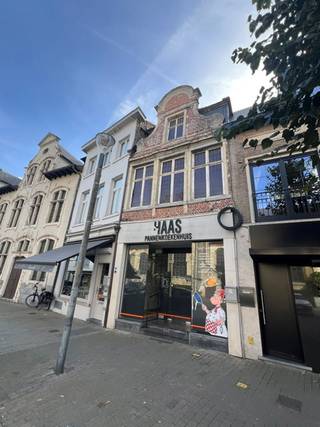 Dit handelspand is gelegen op een super commerciële locatie: op de Markt te Lokeren - rechtover de Sint-Laurentiuskerk - met ruime parkeergelegenheid.<br />Het betreft een handelspand waarbij het gelijkvloers bestaat uit een quasi-instapklaar handelsgedeelte met een oppervlakte van ca 90 m².<br />In dit pand waren de laatste decennia verschillende handelszaken gevestigd: een bankkantoor, een kinderschoenenwinkel, een horecazaak, ... De laatste jaren was pannenkoekenhuis HAAS hierin gevestigd, maar wegens pensionering werd deze activiteit stopgezet en heeft de eigenaar besloten het pand te verkopen.<br />Het pand is dan ook onmiddellijk beschikbaar.<br />Op de eerste &amp; tweede verdieping van het gebouw kan een woongelegenheid ingericht worden. Dit deel van het gebouw moet echter grondig gerenoveerd worden.<br />Totale grondoppervlakte = 101 m².<br />KI = 1.949,00 EUR<br />EPC-score = label E (nummer 0003838276)<br />Interesse?<br />Neem dan contact op met Hans op GSM +32 497 26 99 37<br />of via e-mail: hans@finactor.be