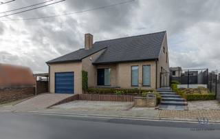 Deze perfect onderhouden open bebouwing bevindt zich op de grens van Gavere en Semmerzake, met dus een uitstekende bereikbaarheid tot gevolg.<br />Bijzonder ruime eigendom (BVO > 250 m²), met een eigentijdse touch. <br /><br />De centrale inkomhal brengt u naar de bar, een ruime plek met tal van invullingsmogelijkheden (zoals een bureel of hobbyruimte), die u vervolgens leidt naar de praktische keuken. De ruime lichtrijke leefruimte sluit hierop mooi aan. <br />De verdieping beschikt over 3 slaapkamers en een ruime badkamer.<br />De inpandige garage zorgt natuurlijk voor een handige meerwaarde, net zoals de aanwezige wasplaats.<br />De uitstekend onderhouden tuin zorgt voor heerlijk buiten genieten. Zelfs bij minder goed weer kunt u comfortabel vertoeven onder de overkapping.