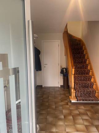 **Te koop: gezinswoning met tuin en dubbele garage in Merksem**<br /><br />Gelegen in een rustige straat in Merksem, bieden wij deze solide gezinswoning aan op een gunstige locatie met vlotte verbindingen naar Antwerpen en de belangrijkste invalswegen.<br /><br />De woning bevindt zich in de Gebroeders Van Raemdonckstraat en combineert een praktische indeling met veel potentieel, ideaal voor wie op zoek is naar een starterswoning die nog naar eigen smaak kan worden opgefrist.<br /><br />**Indeling:**<br />Bij het betreden van de woning komt u in de inkomhal die toegang geeft tot de leefruimte. De lichtrijke woonkamer sluit aan op de keuken. Zowel de keuken als de badkamer zijn functioneel maar licht verouderd, wat u de kans biedt om deze volledig naar eigen wensen te moderniseren.<br /><br />Verder beschikt de woning over:<br /><br />* 3 volwaardige slaapkamers<br />* Badkamer<br />* Praktische berging<br />* Dubbele garage (zeldzaam en een grote troef in de buurt)<br />* Aangename tuin waar u in alle rust kan genieten<br /><br />**Troeven van deze woning:**<br /><br />* Goede basisstructuur<br />* Veel ruimte en mogelijkheden<br />* Dubbele garage<br />* Rustige, residentiële ligging<br />* Ideaal als starterswoning of investering<br />* Veel natuurlijke lichtinval<br /><br /><br />**Ligging:**<br />Gelegen in een aangename buurt in Merksem, met winkels, scholen, openbaar vervoer en belangrijke verbindingswegen in de nabije omgeving.<br /><br /><br />Interesse? Contacteer ons voor meer informatie of een bezoek ter plaatse!<br />