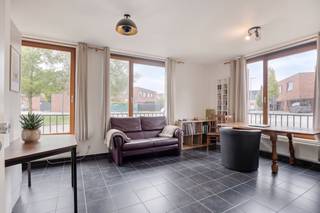 Cet appartement d'une chambre moderne et économe en énergie (label EPC B) est situé dans la paisible Christine d'Haenstraat, à proximité du centre-ville animé et du Damse Vaart. Grâce à sa proximité avec les commerces, les arrêts de bus et autres commodités, cet appartement allie le charme de la banlieue tranquille aux commodités de la vie citadine.<br /><br />L'appartement offre un espace de vie lumineux, une cuisine entièrement équipée avec une chambre confortable. La salle de bain dispose d'un lavabo, d'une douche et de toilettes. <br /><br />De plus, le bâtiment dispose d'un local à vélos commun. Cet appartement prêt à emménager est idéal pour ceux qui recherchent la paix, le confort et un excellent emplacement !<br /><br />Disposition :<br />Rez-de-chaussée<br />- Espace de vie avec cuisine ouverte <br />- Salle de bain avec lavabo, douche et toilettes<br />- Chambre à coucher avec placard intégré<br /><br />Registre des mesures: non