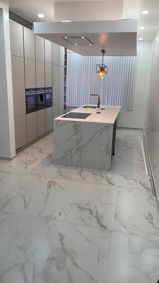 Op zoek naar een instapklare woning met ruimte voor het hele gezin én een vlotte verbinding? Deze charmante en volledig gerenoveerde 2-gevelwoning...