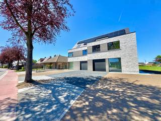 KLEINSCHALIG NIEUWBOUWPROJECT OP RUIM PERCEEL TE ASSENEDE GEBOUWD DOOR GEKENDE AANNEMER WILLEMS! <br />Deze moderne nieuwbouw ligt op een fantastische locatie te Assenede, het pand is gelegen in een gekende straat op een oogwenk van het centrum ! Dit pand zal voldoen aan al uw wensen en beschikt over een ruim zonnig perceel van 532m² wat in een nieuwbouwverhaal MOEILIJK te vinden is ! Ideaal voor wie op zoek is naar mooie volwaardige ruimtes !<br />TROEVEN:<br />- Ideale bewoonbare oppervlakte + prachtig perceel van 532m² !<br />- Vooruitstrevende energievoorzieningen: HR-glas (PVC), totale isolatie, WARMTEPOMP + ZONNEPANELEN, C+ ventilatiesysteem;<br />- VOLLEDIGE VLOERVERWARMING (ook boven) - aparte thermostaten op de slaapkamers !<br />- 4 ruime slaapkamers waarvan 1 beneden, lichtrijke leefruimte met leefkeuken en een inpandige garage !<br />- Vaste trap naar de 2de verdieping in betonnen gewelven; Mogelijkheid tot 2 extra slaapkamers<br />- Hoogwaardige handelswaardes &amp; materiaalkeuzes (MAATWERK)!<br />- Oplevering juni 2026 + BETALING PAS BIJ AKTE !<br />- Prijs excl. 21% btw op constructie + registratierechten op de grond. <br /><br />Absolute aanrader ! Dit project ligt op een TOPlocatie en beschikt over vele troeven die in deze regio zeer moeilijk te vinden zijn, wees er dus snel bij !<br />Meer info of een bezoek ter plaatse? Bel WIJSvastgoed op +32 9 395 80 10 !