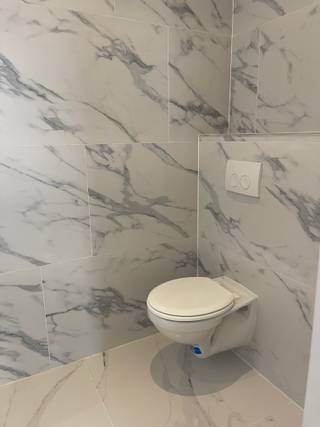 Deze ruime studio is gelegen in een kleinschalig totaal vernieuwd gebouw. De studio is op de gelijkvloerse verdieping en heeft hoge plafonds waardoor het super ruimtelijk aanvoelt. Er zijn grote hoge ramen waardoor er veel licht is. Rolluiken. Deze studio heeft een mooi uitgeruste keuken . Het is één grote ruimte waar je een slaaphoek in kan maken. Er is een grote badkamer met douche, lavabo met meubel, handdoek-droger en hang-toilet. De badkamer is volledig betegeld. Zeer gezellige sfeervolle studio. Mooie laminaatvloer. Instapklaar! Er is een gemeenschappelijke kelder. Kosten water 20 eur per maand , aparte gas/elektriciteitsmeter. Verwarming op warmte pomp voor verwarmen en koelen airco. Energiezuinig.  Arei conforme elektriciteit. Geen asbest. Conformiteitsattest. WWW.domus-immobilien.be of voor een bezoek bel Irene 0475/653581