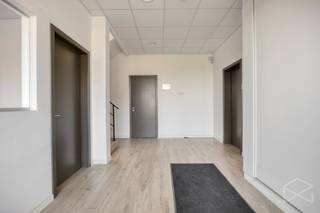 <br /><strong>Magazijn (700m²) met bureauruimte (280m²), 10 parkeerplaatsen en 350 m² buitenruimte te huur in Tessenderlo-Ham</strong><br /><br />Op het industrieterrein in Tessenderlo-Ham, op Geenrode 5 ligt dit gebouw met een ruim magazijn (700 m²), bureaus (280 m²), 10 parkeerplaatsen en 350 m² buitenruimte. Alles is gelegen op het gelijkvloers en er is verwarming op aardgas. Alle bureauruimtes zijn voorzien van een airco-unit (warm/koud). De kantoren zijn verspreid over 4 verschillende ruimtes. Er zijn 2 toiletten (mannen en vrouwen apart) een doucheruimte aanwezig.<br /><br />De hal is toegankelijk via de kantoorruimte, via een zij-ingang of via de grote poort achteraan. De hal is 7,14 meter hoog.<br />Het geheel is onmiddellijk beschikbaar.<br /><br /><span><span>Contacteer ons vi</span></span><span><span>a </span></span><span><span>info@bosmanvastgoed.be</span></span><span><span> v</span></span><span><span>oor</span> meer info of </span>een bezoek ter plaatse. Wij helpen jullie graag verder.<br />