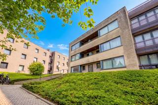 <p><span>Op wandelafstand van Gasthuisberg en het historische centrum van Leuven, en vlak bij alle belangrijke invalswegen, zijn wij verheugd u dit ruime en instapklare appartement met 2 slaapkamers en een tuintje te koop aan te bieden. Dit hoekappartement op een topligging is gelegen op het gelijkvloers van de welonderhouden residentie Waeyenbergh. Het appartement beschikt over een bewoonbare oppervlakte van maar liefst 85 m² en omvat een inkomhal met ingebouwde kasten, een gastentoilet, een riante living van 29 m² met veel lichtinval, een volledig ingerichte keuken en een bijkeuken of wasruimte. Verder zijn er 2 volwaardige slaapkamers, die uitgeven op het zonovergoten tuintje, en een badkamer met douche aanwezig. Dit lichtrijke duplexappartement beschikt eveneens over een gemeenschappelijke berging. Bovendien bestaat de mogelijkheid om een ondergrondse autostaanplaats aan te kopen voor 30.000,00. Dit riante appartement is uitermate geschikt voor ouders die een eigendom wensen aan te kopen voor hun studerende kinderen, voor eigen bewoning of als waardevaste investering. Kortom, een bijzonder appartement dat zeker uw aandacht verdient.</span></p>