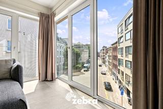 Op een uitstekende ligging in Kortrijk, vlakbij de vernieuwde Leieboorden en op wandelafstand van het bruisende stadscentrum, winkels, horecazaken, openbaar vervoer en het station, bevindt zich dit instapklare appartement op de derde verdieping (recente videofoon voorzien) van een verzorgd residentieel gebouw met lift.<br /><br />Via de inkomhal bereikt u de verschillende ruimtes van het appartement. De lichtrijke leefruimte geniet dankzij de grote raampartijen van een overvloed aan natuurlijk daglicht en sluit naadloos aan op de volledig uitgeruste open keuken en het zonneterras met zicht op de Leie.<br /><br />Verder beschikt het lichtrijk appartement over twee slaapkamers met directe toegang tot het terras, verzorgde badkamer (uitgerust met een lavabo, inloopdouche, ventilatie en voorziening voor wasmachine en droogkast), apart toilet en een praktische berging met recent vernieuwde gasketel.<br /><br />Daarbovenop beschikt het energiezuinig appartement over een private kelderberging en een gemeenschappelijke fietsenstalling.<br />Bovendien is er een overdekte autostaanplaats aanwezig.<br /><br /><strong>Goed om weten:</strong><br />Basishuurprijs: €950,-/maand<br />Overdekte autostaanplaats: €75,-/maand<br />Provisie: €50,-/maand<br />Vrij vanaf november 2026<br /><br /><strong>Ook wild geworden van deze thuis?<br />Twijfel niet langer en leg vandaag nog uw bezoek vast!</strong>
