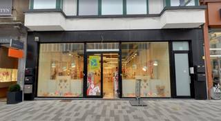 Ontdek dit uitzonderlijk commercieel gelijkvloers van ca. 400 m², gelegen in de bruisende en uiterst gekende Stationsstraat in het hart...