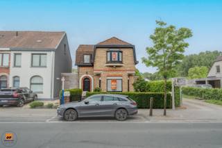 Op wandelafstand van winkels, scholen en openbaar vervoer, treffen we deze charmante woning.Indeling:In deze woning is er een ruime en lichtrijke...