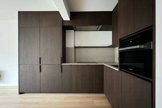 Deze opbrengsteigendom omvat twee ruime appartementen en een garage voor 3 auto's, ideaal voor investeerders die op zoek zijn naar een stabiele...