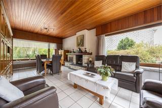 <h1><strong>Landhuis met prachtige tuin, vier slaapkamers en dubbele garage</strong></h1>
<p><span>Deze charmante en lichtrijke woning biedt een combinatie van <strong>comfort, ruimte en potentieel</strong>. Dankzij de warme afwerking, praktische indeling en grote raampartijen is dit een ideale thuis voor wie houdt van rust, privacy en een verzorgde woonbeleving.</span></p>
<div></div>
<h2><strong>INDELING</strong></h2>
<h3><strong>Gelijkvloers</strong></h3>
<p><span>Bij binnenkomst word je verwelkomd in een <strong>ruime leef- en eetruimte</strong> met een warme uitstraling. De houten accenten, grote ramen en gezellige zithoek creëren een aangename sfeer. De eetplaats biedt voldoende ruimte voor een grote tafel en vormt het hart van de woning.</span></p>
<p><span>Aansluitend bevindt zich de <strong>volledig uitgeruste keuken</strong>, voorzien van gasfornuis, oven, dubbele spoelbak, praktische opbergkasten en een mooi zicht op de tuin. Vanuit de keuken is er directe toegang tot de <strong>ruim gedimensioneerde tuin</strong>.</span></p>
<p><span>Op het gelijkvloers vind je tevens een <strong>badkamer</strong> met douche, wastafelmeubel, radiator en natuurlijke ventilatie via de ramen. Daarnaast is er een <strong>apart toilet</strong> aanwezig.</span></p>
<p><span>Verder beschikt het gelijkvloers over een <strong>volwaardige slaapkamer</strong>, wat het perfect mogelijk maakt om volledig op het gelijkvloers te leven.</span></p>
<h3><strong>Verdieping</strong></h3>
<p><span>De verdieping omvat <strong>drie slaapkamers</strong>, telkens afgewerkt met houten elementen en grote ramen. De kamers zijn stuk voor stuk lichtrijk en veelzijdig in te richten.</span></p>
<p><span>De <strong>ruime badkamer</strong> is volledig betegeld en voorzien van ligbad, toilet en lavabo.</span></p>
<div></div>
<h2><strong>BUITENRUIMTE</strong></h2>
<p><span>De woning beschikt over een <strong>verzorgde tuin</strong> met terras, ideaal voor ontspanning, barbecue of spelende kinderen. De tuin wordt omringd door groen, waaronder een prachtige treurwilg.</span></p>
<p><span>Achteraan het perceel bevindt zich een <strong>dubbele garage</strong>, beide voorzien van een elektrische poort.</span></p>
<div></div>
<h2><strong>EXTRA INFORMATIE</strong></h2>
<p><span>✔ Dubbele garagebox met elektrische poort <br />✔ Ruim gedimensioneerde oprit <br />✔ Vier slaapkamers, waarvan één op het gelijkvloers <br />✔ EPC label C – 299 kWh/(m²/j) <br />✔ Rolluiken aanwezig <br />✔ Verkoop onder registratiestelsel<br /><br /></span></p>
<h2><span><strong>INTERESSE?</strong></span></h2>
<p>📞 03 568 03 03<br />✉️ info@vastgoed03.be</p>
<p>Plan vandaag nog uw bezoek!<span></span></p>