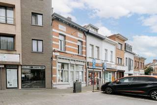 <p><strong>De woning is gelegen</strong><span> op het marktplein van Merksem en in de directe nabijheid van invalswegen, winkels, scholen, openbaar vervoer, </span><span>Park Rozendaal en het Runcvoortpark</span><span>. </span></p><p><br /></p><p><strong>De woning bestaat uit </strong><span>een open leefruimte met laminaat, hoge plafonds en grote raampartijen - een open keuken die aansluit aan de koer - een authentieke houten trap - op het eerste verdiep is er een ruime slaapkamer met de mogelijkheid hier twee slaapkamers van te maken - een badkamer met douchecabine en toilet - op de tweede verdieping zijn er twee slaapkamers - een tweede badkamer met bad en toilet - een vliering - de woning is volledig onderkelderd en droog.</span></p><p><br /></p><p><strong>Troeven: </strong><span>Mogelijkheid om een 4de slaapkamer te creëren -</span><strong> </strong><span>Grote droge kelder - Prachtige voorgevel en authentieke trap - Zonnige koer - Toplocatie</span></p>