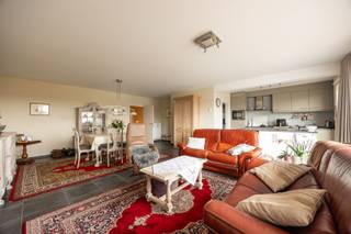 <p>Maak nu uw afspraak via onze website www.immovivo.be</p><p>MODERNE WONING IN LINT MET OPTIMAAL WOONCOMFORT</p><p>Dit recente appartement van 117m² werd gebouwd in 2013 en biedt een perfecte combinatie van modern design, ruimtelijkheid en praktische voorzieningen. Het pand is ideaal voor gezinnen of stellen die naar een comfortabele woning zoeken in een rustige woonomgeving. U dient de garagebox met ruime berging bij te huren voor 100 €/maand. De provisie voor de onkosten bedraagt 95 €/maand.</p><p>INDELING EN RUIMTELIJKHEID</p><p>Het appartement beschikt over twee ruime slaapkamers, bureau en één badkamer, voorzien van praktische en stijlvolle inrichting. De open woon- en eetkamer vormt het sociale hart van het huis met zijn genereuze afmetingen en natuurlijke lichtinval. De moderne keuken is volledig uitgerust met hoogwaardige apparatuur en een handige naastgelegen bijkeuken. De living is ruim en lichtrijk. In de hal is er een ingemaakte kast voorzien en een apart gastentoilet. Achteraan zijn er 2 slaapkamers en een bureau die allen uitgeven op een mooi West-gericht terras van waaruit u een prachtig zicht heeft over de natuur. De badkamer is voorzien van een dubbele lavabo en een douche in bad.</p><p>UITZONDERLIJKE VOORZIENINGEN</p><p>Een van de voornaamste voordelen van deze woning is de aanwezige ondergrondse garagebox met ruime berging. </p><p>LOCATIE</p><p>Het pand ligt in een moderne woonwijk in Lint, nabij alle nodige voorzieningen en met een mooi uitzicht op het omliggende landschap. Dit is een uitstekende keuze voor iedereen die naar een kwalitatieve, comfortabele woning zoekt in een aangename woonplek.</p><p></p>