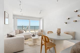 Prachtig appartement met een panoramisch uitzicht op zee aan de Zeedijk in Knokke-Duinbergen!<br />Gunstig gelegen tussen de RBSC Duinbergen en de Blue Buddha beachclub.<br /><br />Dit schitterende appartement is onlangs volledig gerenoveerd door binnenhuisarchitecte Heidi Wille. De woon- en eetruimte beschikken over grote ramen en een balkon. De open keuken is voorzien van hoogwaardige Miele-apparatuur. Er zijn 2 ruime slaapkamers met aangrenzend balkon en extra opbergruimte aan beide zijden. Elke slaapkamer is uitgerust met ingebouwde kasten en een eigen badkamer. Verder is er een apart toilet en een berging voor de wasmachine en droger. <br /><br />De mogelijkheid bestaat om een ruime garagebox op korte afstand aan te kopen, gelegen onder de Minigolf, tegen een vraagprijs van 85.000€.