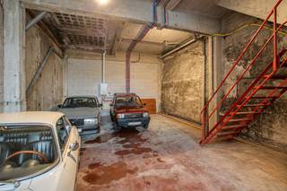 Op een commerciële topligging langs de Gentsesteenweg, vlakbij het kanaal, op een boogscheut van het centrum van Kortrijk en met een vlotte verbinding naar de autosnelwegen, bevindt zich deze unieke eigendom.<br /><br />Het geheel omvat een ruime garage/werkplaats die eerder aanvoelt als een kleine loods. Dankzij de hoge plafonds en de hoge poort is deze ruimte perfect geschikt als opslagruimte, werkplaats of uitvalsbasis voor een zelfstandige. Er is plaats voor maar liefst zes wagens.<br /><br />Daarnaast beschikt het pand over twee verzorgde en recent gerenoveerde appartementen. Beide appartementen zijn lichtrijk en ruim en beschikken over een terras.<br /><br />Momenteel is één appartement verhuurd en wordt het andere bewoond door de eigenaar. Hierdoor biedt dit pand diverse mogelijkheden: als opbrengsteigendom, voor een combinatie van wonen en werken of als investering met onmiddellijke huuropbrengst. Een bijzonder zeldzame opportuniteit op een strategische locatie.<br /><br />Het dak werd volledig vernieuwd en geïsoleerd en het raam boven de poort wordt ook nog vernieuwd.<br /><br /><br />Bestuursmaatregelen in het maatregelenregister: nee