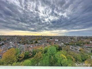 <p>Dit lichtrijke appartement op de 14de verdieping biedt een uniek panoramisch uitzicht over de skyline van Antwerpen. Bij binnenkomst word je verwelkomd in een ruime inkomhal met praktische maatkast en directe toegang tot alle ruimtes.</p>
<p>De gezellige woonkamer met open keuken geniet van grote raampartijen, waardoor je geniet van een overvloed aan natuurlijk licht. Aansluitend aan de keuken bevindt zich een handige berging met aansluiting voor wasmachine en droogkast. De keuken is volledig uitgerust met oven, kookvuur en een ingebouwde koelkast met vriesvak.</p>
<p>Het appartement beschikt over twee comfortabele slaapkamers (ca. 14 m² en 9 m²), een moderne badkamer met inloopdouche en lavabo, en een apart toilet met handwasser.</p>
<p>Kortom, een ideaal appartement voor wie houdt van comfort, licht en een fenomenaal uitzicht over de stad!</p>