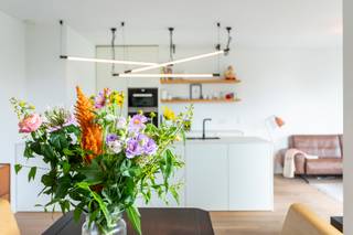 Riant en luxueus afgewerkt appartement op de vierde verdieping van de kleinschalige residentie "Hof van Leysen" in de gegeerde Markgravelei...