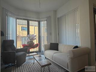 Gloednieuw BEN-appartement met 1 slaapkamer en parking in centrum Herenthout! <br /><br />Bent u op zoek naar een recent BEN-appartement op een toplocatie te Herenthout? <br /><br />Het appartement is gelegen op een toplocatie midden in het centrum van Herenthout, nabij allerlei voorzieningen als winkels, horeca en openbaar vervoer. Het appartement is gelegen op de eerste verdieping en is bereikbaar met lift. <br /><br />Het appartement beschikt over een ruime leefruimte van 42 m² met een volledig geïnstalleerde open keuken. Dankzij de grote raampartijen geniet deze ruimte van veel natuurlijk daglicht. Vanuit hier bereikt u het eerste terras van ongeveer 13 m² en heeft een noordwestelijke oriëntatie. <br /><br />Verder beschikt het appartement over een ruime inkomhal met apart gastentoilet, een ruime slaapkamer met een tweede terras en een ensuite badkamer (voorzien van douche en lavabo). <br /><br />Bij het appartement hoort er ook nog een heel ruime ondergrondse autostaanplaats en een kleine kelderberging. Ook is er nog een gemeenschappelijke ruimte voor fietsen en vuilnisbakken. <br /><br />Het appartement beschikt over een E-peil 14 & 24 kWh/m² (Label A)! De verwarming gebeurt via elektrische warmtepomp en vloerverwarming wat zorgt voor een laag energieverbruik. <br /><br />De huurprijs bedraagt 980 euro/maand en de gemeenschappelijke kosten bedragen 95 euro/maand. <br /><br />Het appartement is beschikbaar vanaf 01/01/2027! <br /><br />Hebt u interesse in dit prachtig BEN-appartement te Herenthout? <br />Contacteer ons via info@debaco.be of bel ons op 014/73.77.77 voor een bezoek ter plaatse!