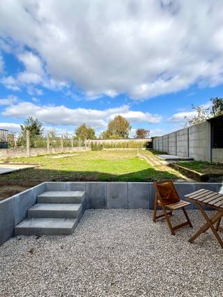 Een instapklare, fris gerenoveerde woning met ruime leefruimte en grote tuin. Het interieur werd doordacht ontworpen met oog voor detail en...
