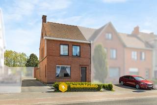 Halfopen bebouwing met 3 slaapkamers, 2 badkamers en zonnige tuin te koop in Stekene!<br /><br />In de Oost-Eindeken 64 te Stekene vindt u deze charmante halfopen bebouwing uit 1954, die sinds 2023 gedeeltelijk werd gerenoveerd. De woning beschikt over een gunstig EPC-label C, 12 zonnepanelen, 3 slaapkamers, 2 badkamers en een mooie tuin op een perceel van 690 m².<br /><br />Troeven:<br />- Halfopen bebouwing<br />- 3 slaapkamers<br />- 2 badkamers<br />- EPC-label C<br />- 12 zonnepanelen<br />- Garage + 3 parkeerplaatsen<br />- Perceel van 690 m²<br />- Gedeeltelijk gerenoveerd sinds 2023<br /><br />Indeling:<br />Via de inkomhal komt u in de ruime leefruimte met veel lichtinval. Aansluitend bevindt zich de keuken, die directe toegang geeft tot de gelijkvloerse badkamer en het buitenterras. Zowel vanuit de keuken als de leefruimte heeft u een mooi zicht op de tuin.<br />Op de eerste verdieping bevinden zich 2 slaapkamers en een vernieuwde badkamer. Via een vaste trap bereikt u de tweede verdieping, waar de 3de slaapkamer is ingericht. Buiten geniet u van een grote zonnige tuin, een garage en meerdere parkeerplaatsen. Achteraan de woning zijn er nog 2 buitenstaanplaatsen voorzien en vooraan is er plaats voor een extra wagen.<br /><br />Bezoekdag op vrijdag 22 mei van 17u tot 19u – enkel op afspraak!<br />Bel 0470 89 18 34 of mail naar dario@immomamo.be