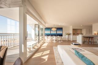 Exclusief appartement te koop met 8,6m gevelbreedte en fenomenaal zeezicht op het Albertplein van Knokke-Zoute!<br />Dit unieke appartement van 163m² onderscheidt zich door zijn uitzonderlijke gevelbreedte en adembenemende panoramische uitzichten op zee en het iconische Albertplein. Het bevindt zich in een moderne residentie op een absolute toplocatie in het hart van het Zoute, recht tegenover het strand, de zee en de mondaine winkels.<br />Bij het binnenkomen treft men een elegante inkomhal met vestiaire en gastentoilet. De luxueuze en lichtrijke leefruimte is voorzien van een boekenwand, een recente gashaard van De Puydt en een ruim overdekt terras dat vanaf de middag in de zon baadt en een prachtig zicht biedt op zee en de villa’s van het Zoute. De open keuken in mortex is volledig uitgerust met hoogwaardige toestellen en beschikt over een aansluitende berging. De master suite heeft een dressing en een luxueuze badkamer met ligbad, inloopdouche, dubbele lavabo en toilet. Verder zijn er nog twee slaapkamers, waarvan één met ingemaakte kasten en één ingericht met een stapelbed, maar eenvoudig om te vormen tot een volwaardige tweepersoonskamer. Zij delen een stijlvolle douchekamer met inloopdouche en dubbele lavabo. Alle slaapkamers geven uit op het royale terras achteraan.<br />Het appartement beschikt bovendien over een privatieve kelder en toegang tot een gemeenschappelijke fietsenberging die voorzien is van een praktische fietsenlift.<br /><br />Voor meer informatie of een bezoek ter plaatse, gelieve contact op te nemen met Tine Vandenberghe: T: 0497 53 45 29 of info@Tine.immo.<br /><br />link Video  of hier onder: virtueel bezoek