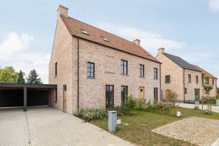 NIEUWBOUWPROJECT 'T VELD – MODERN WONEN OP EEN PRACHTIGE LOCATIE 

Te koop: Luxe nieuwbouwwoning in Viersel

Welkom in 'T VELD, hét nieuwe woonproject op een werkelijk prachtige locatie.
Hier woon je in een oase van rust met alle voorzieningen binnen handbereik.

Luxueuze BEN-woning te koop met een hoogwaardige afwerking.
Deze lichtrijke halfopen bebouwing is gelegen in een oase van rust op een absolute toplocatie!
De woning is volledig afgewerkt en onmiddellijk beschikbaar bij akte.

Kenmerken:

•	Prachtige BEN-woning
•	Klassieke architectuur met hoogwaardige afwerking
•	3 slaapkamers + afgewerkte zolder met mogelijkheid tot 2 extra slaapkamers, badkamer, extra ruime berging, prachtige tuin en 
        privé parkeerplaats onder luxe-carport met groot tuinhuis
•	Zonnepanelen en warmtepomp
•	Oppervlakte: 371 m²
•	Bewoonbare oppervlakte: 195 m²
•	Zuid tuin
•	Locatie: Salvialaan 36, 2240 Viersel

Een droomplek om te wonen!

De woning is gelegen dichtbij de toegang tot E313 (Massenhoven) en E34 (Oelegem)

Financiële informatie

Prijs € 539.511
  - Grond € 168.160
  - Constructie € 371.350
Kosten € 98.163
  - Registratierechten € 20.179
  - BTW € 77.984
Totaal excl. notariskosten € 637.674

Mis deze kans niet!
Contacteer ons vandaag nog en ontvang als eerste informatie over deze prachtige woning.

Contact: 03-320.26.50 - info@century21vyta.be