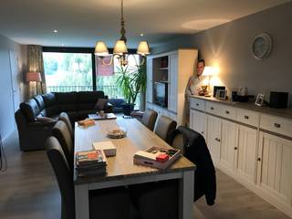 Appartement gelegen op de derde verdieping met lift.<br /><br />Het appartement bestaat uit: inkomhal met apart toilet - ruime leefruimte met open, volledig ingerichte keuken - 2 slaapkamers - badkamer met douche, toilet en wastafel - ruime berging.<br /><br />2 zonnige terrassen.<br /><br />Excl. €50 syndic en €50 garage/maand)<br /><br />EPC A