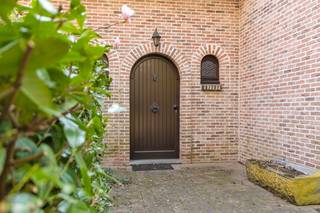 Karaktervolle woning op een perceel van maar liefst 8.347m², gelegen in Sint-Job-in-’t-Goor, met een vergund bijgebouw van ca. 250m².Via een indrukwekkende oprijlaan bereikt u dit prachtige domein, waar rust, ruimte en privacy centraal staan. Het goed is volledig omgeven door groen en biedt een unieke woonbeleving op wandelafstand van winkels, horeca, scholen en belangrijke verbindingswegen.De woning, gebouwd in 1994, heeft een bewoonbare oppervlakte van ca. 330m². Op het gelijkvloers is een lichtrijke leefruimte, een uitgeruste keuken, een praktische wasruimte, een gastentoilet, een aangename veranda met zicht op de tuin en een inpandige garage voor twee wagens.Op de eerste verdieping zijn vier grote slaapkamers, een badkamer en een apart toilet.De tweede verdieping is een ruime zolder die kan ingericht worden met extra slaapkamers, hobbyruimte of speelkamer.Een absolute meerwaarde is het vergunde bijgebouw van ca. 250m², dat reeds uitgerust is met een keuken en badkamer. Dit biedt tal van mogelijkheden zoals een magazijn, kantoorruimte, praktijk aan huis, fitnessruimte, gastenverblijf, zorgwoning of co-housing.Bijzonderheden:- Riant perceel van 8.347m² omgeven door groen- Gunstig EPC (B)- Bewoonbare oppervlakte van 330m²- Bijgebouw van ca. 250m²- Zonnepanelen aanwezig (5.355 Wp)- Zolder met potentieel voor extra slaapkamers- KelderVoor meer informatie of een bezichtiging kunt u contact opnemen met de dossierverantwoordelijke.Bestuursmaatregelen in het maatregelenregister: nee